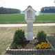 Lápida cerca de la antigua granja de Hinterkaifeck. Wikimedia Commons